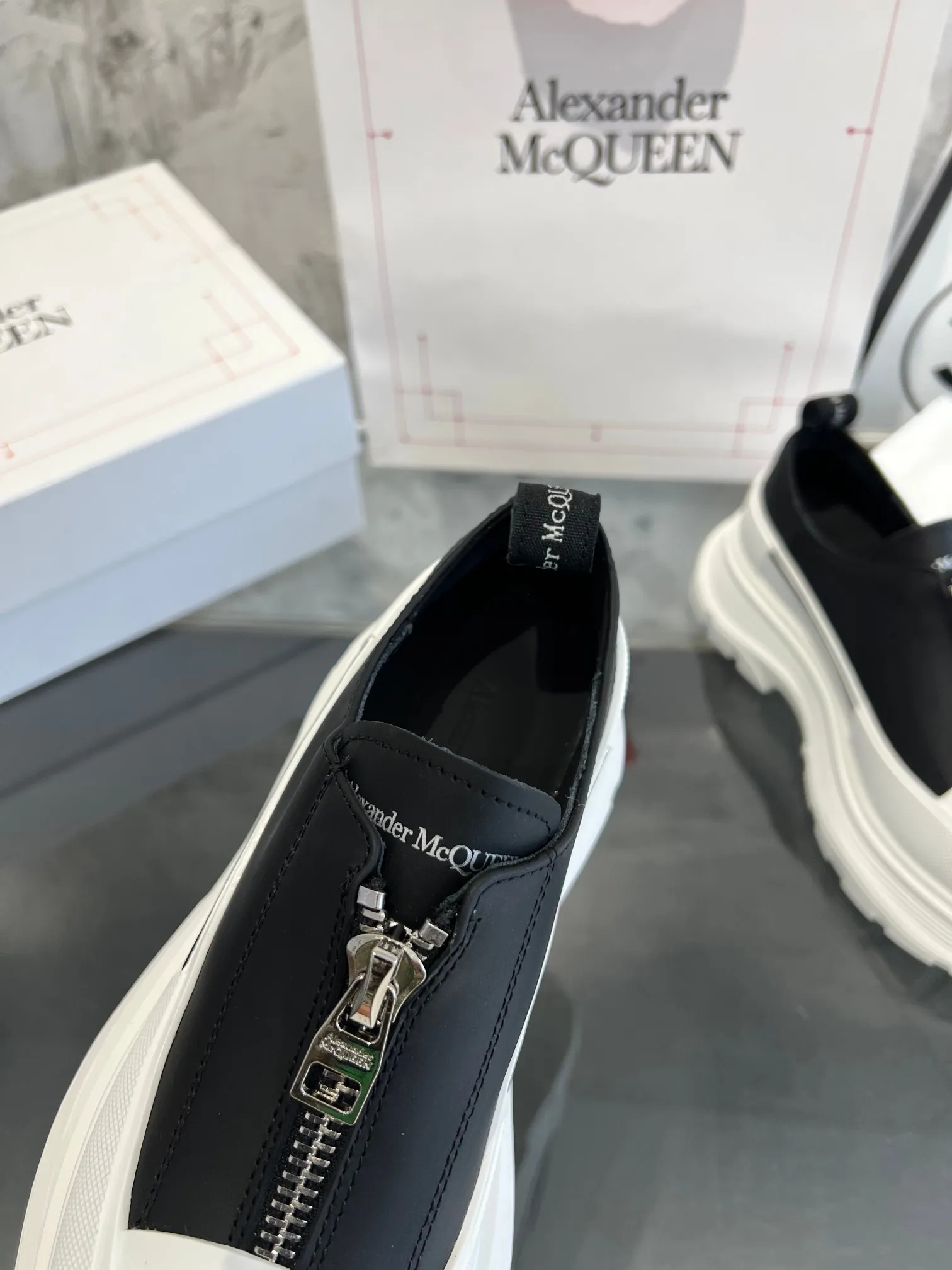 👟👟Ex-factory price 560👟👟 Women's shoes, women's clothing, men's size +10 Mc Queen, always in stock [Rose] McQueen [Rose] Dad shoes [Rose] ss early spring first release‼ ️‼ ️The latest Milan Fashion Week T-stage catwalk model, the unique and personalized design is very classy on the feet, and the round toe design allows the toes to be completely released. I spent a lot of money to buy multiple pairs of the originals and dismantled them and made replicas. Many celebrities such as Guli Nazha, Wu Lei, and Internet celebrity bloggers have endorsed Xiaohongshu’s popular products, and the products are sold out at the counters! Fabric: Imported cowhide fabric Lining: Imported silk sheepskin Foot: Imported silk sheepskin Size: 35-40 for women and 40-44 for men Packing: Original full set of packaging Outsole: 5 cm higher, top original version